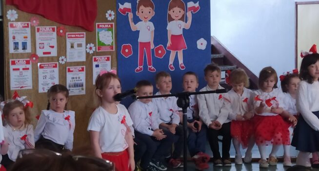 Uroczysty występ przedszkolaków z okazji Świąt Majowych!