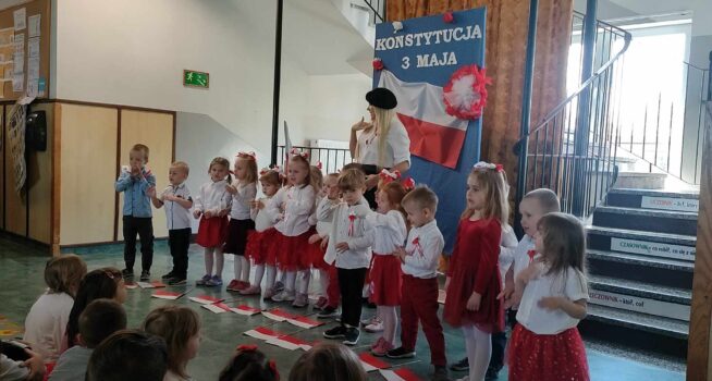 Wystąpienie przedszkolaków na uroczystości z okazji Uchwalenia Konstytucji 3 Maja.